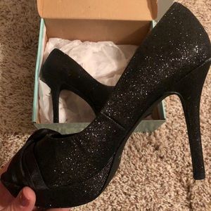 NWT- Cathy Jean black sparkle pump
